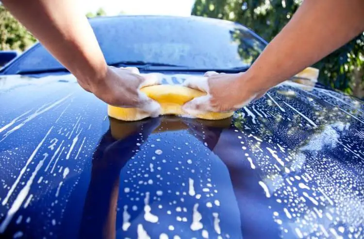 ¿Cómo lavar el coche a mano?