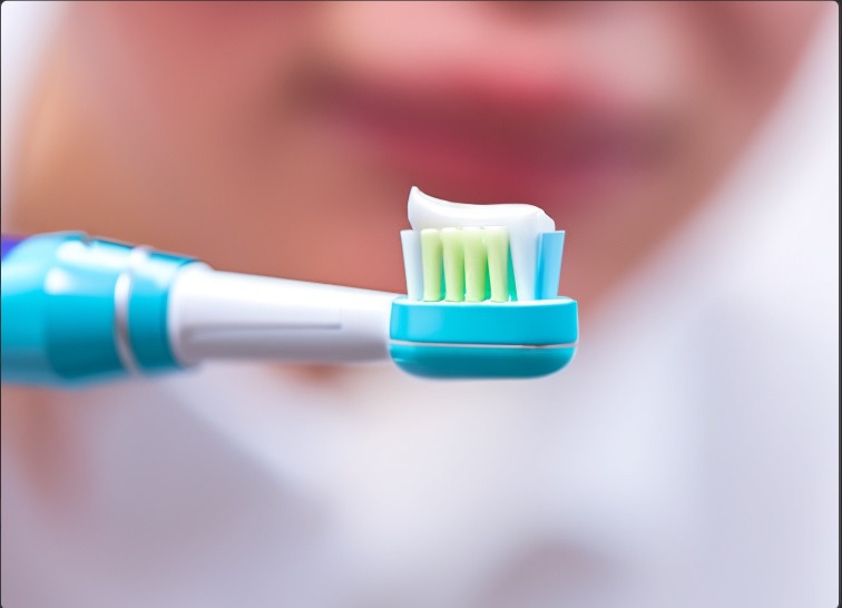 ¿Como lavar los dientes con cepillo eléctrico?